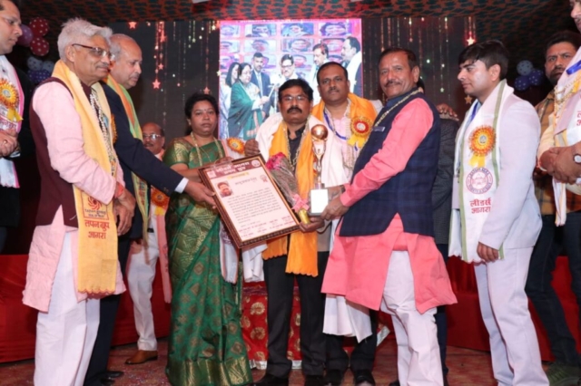 Leaders Agra honored Dr. Bhanu Pratap Singh for his service work in journalism and writing.