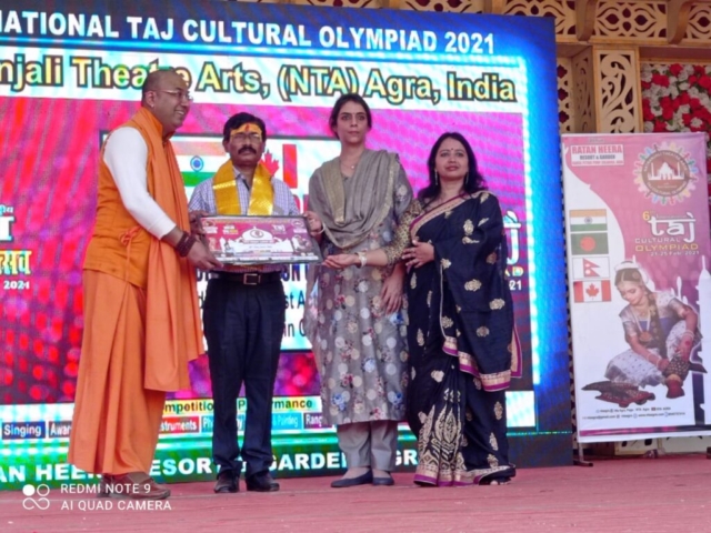 Natrangali Theater Arts presented the Taj Ratna Award to Dr. Bhanu Pratap Singh at the International Tajrang Mahotsav.