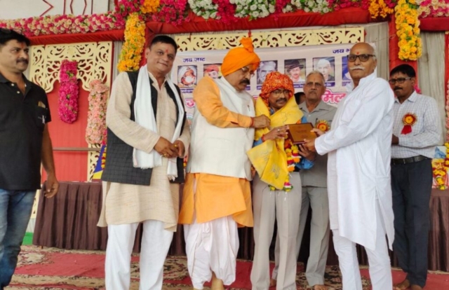 The Jat community honored writer Dr. Bhanu Pratap Singh for writing the book Hidu Dharma Rakshak Veen Gokula Jat (Veer Gokula Jat, protector of Hindu religion.)