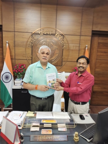 Dr. Bhanu Pratap Singh, author of Hindu Dharma Rakshak Veer Gokul Jat, presented his book to the Chief Secretary of Uttar Pradesh, Shri Durga Shankar Mishra, IAS.